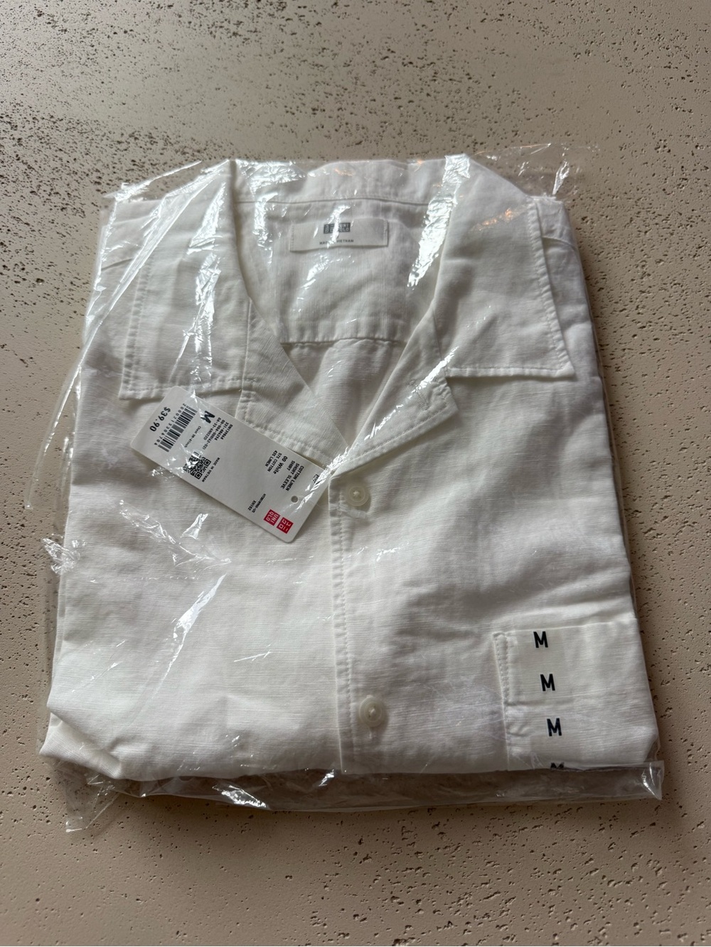 NEW WITH TAGS Uniqlo short sleeve man shirt